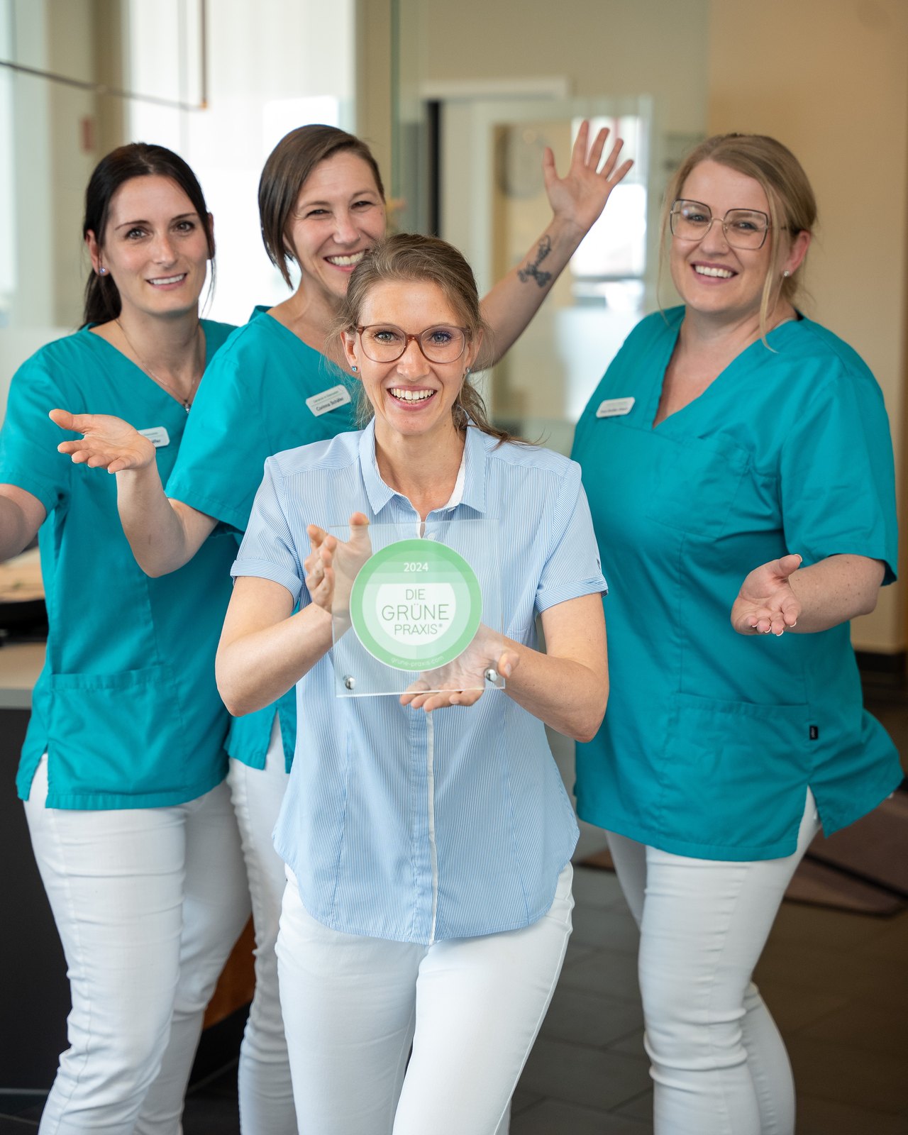 Das Team mit dem Award der Grünen Praxis