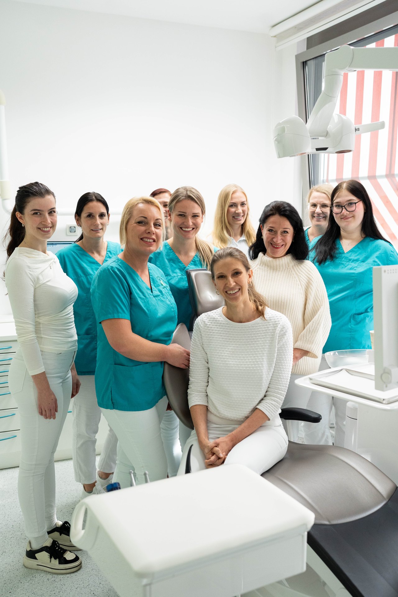 Das Team der Praxis im Behandlungszimmer